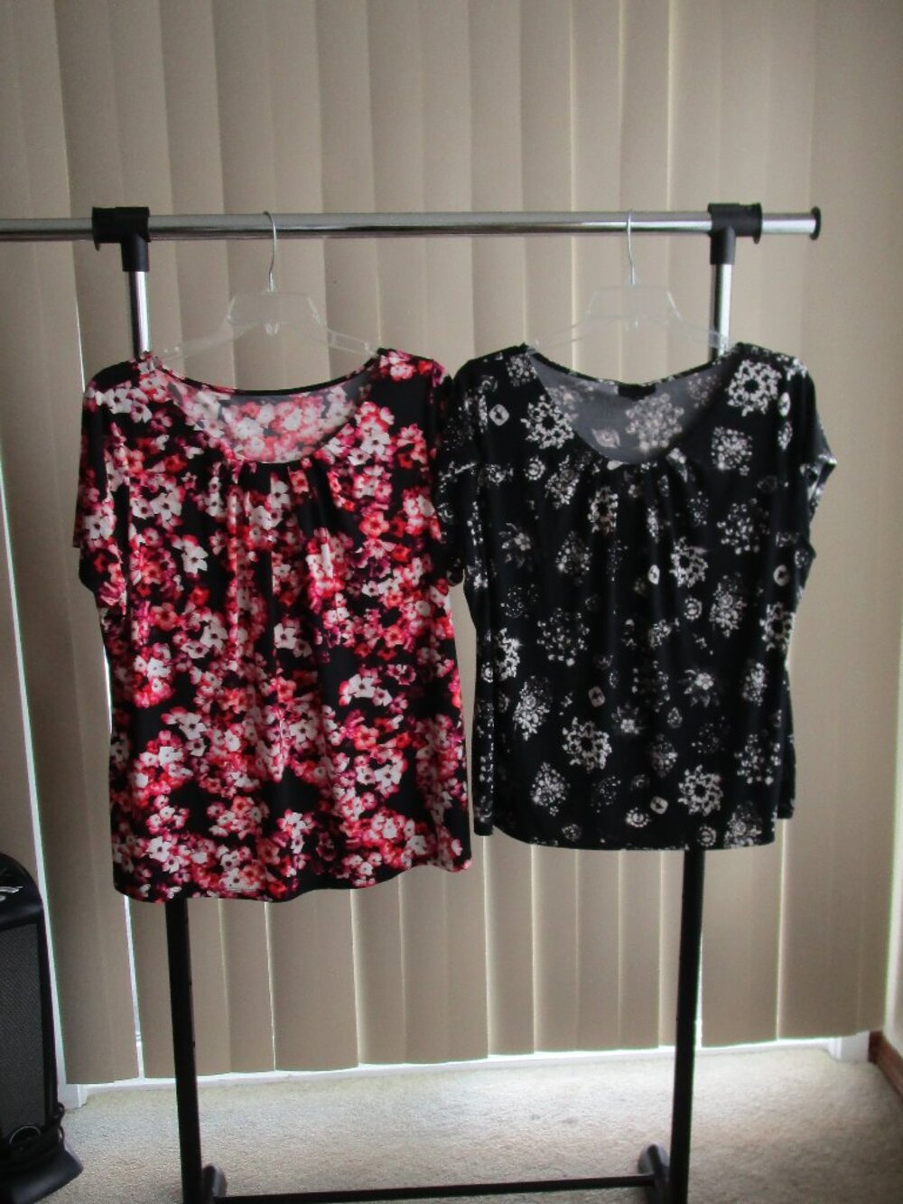 2 QTY Worthington Jersey Knit Career Blouses woman 2X - flower & jewelry print